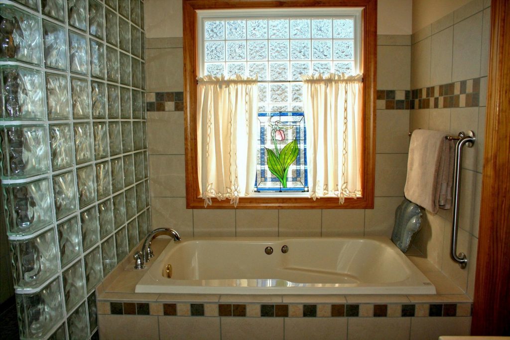 Какие окна рекомендуется устанавливать в ванных комнатах?