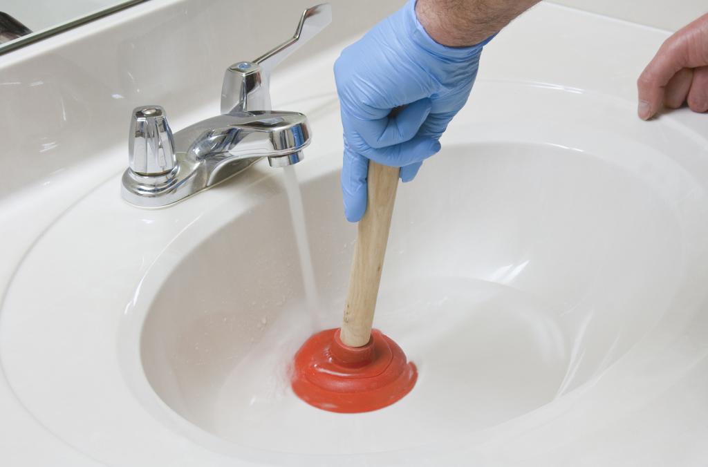 Как прочистить засор в ванной: обзор реально работающих способов