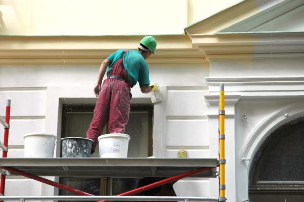 Покраска фасада дома: пошаговая инструкция