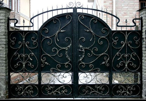 Кованые ворота – надежно и красиво