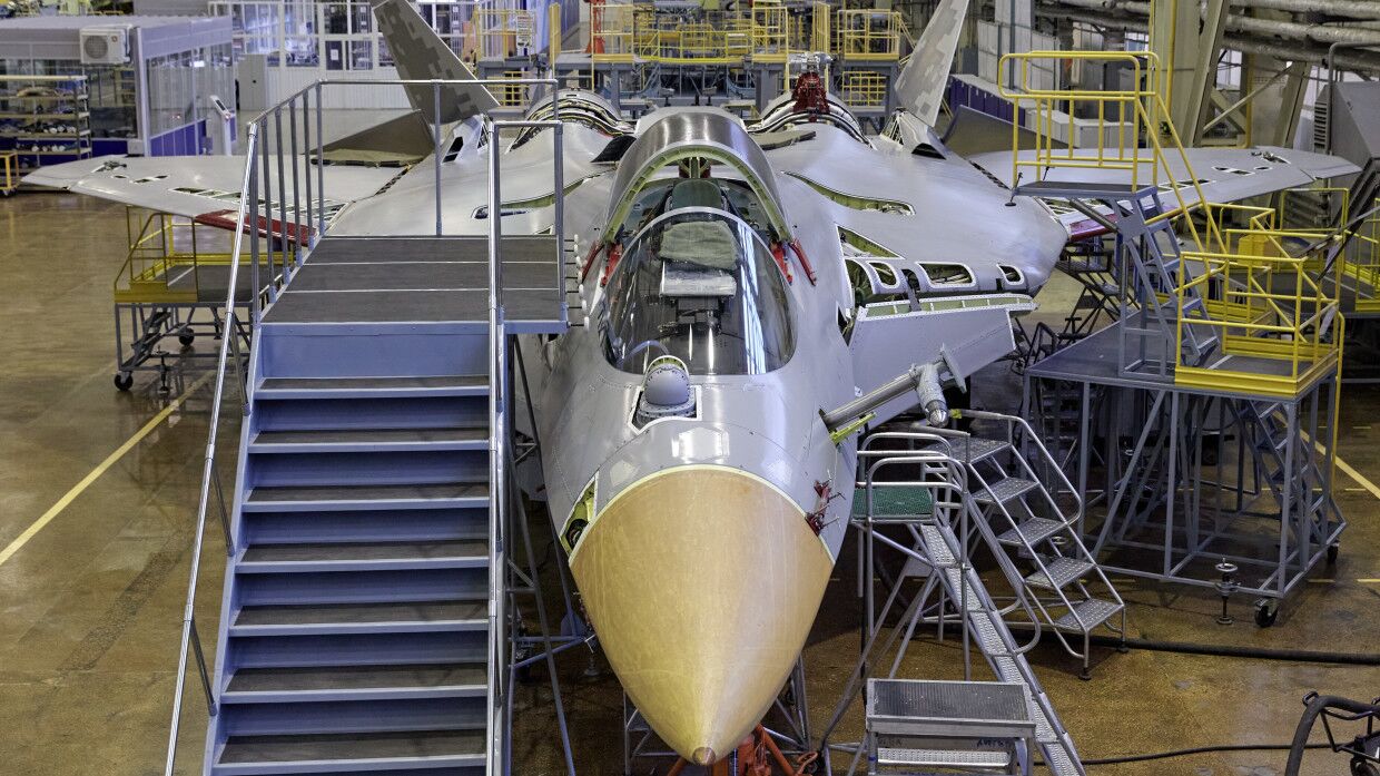 ОАК показала сборку нашумевшего российского истребителя Су-57