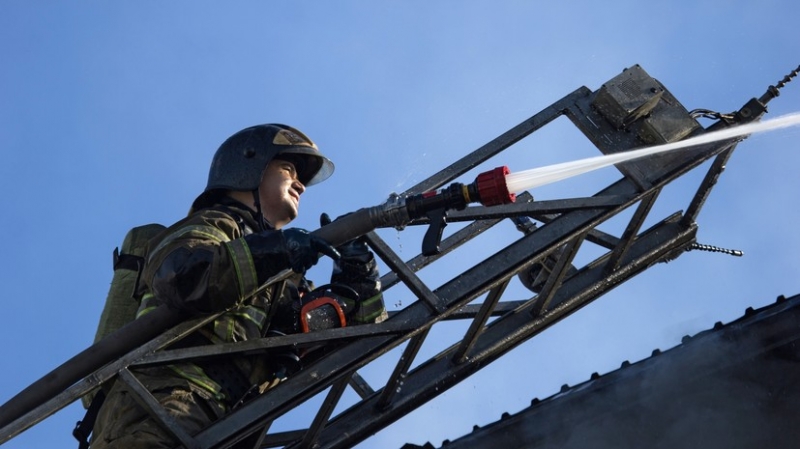 В МЧС сообщили о ликвидации пожара в ангаре в Москве