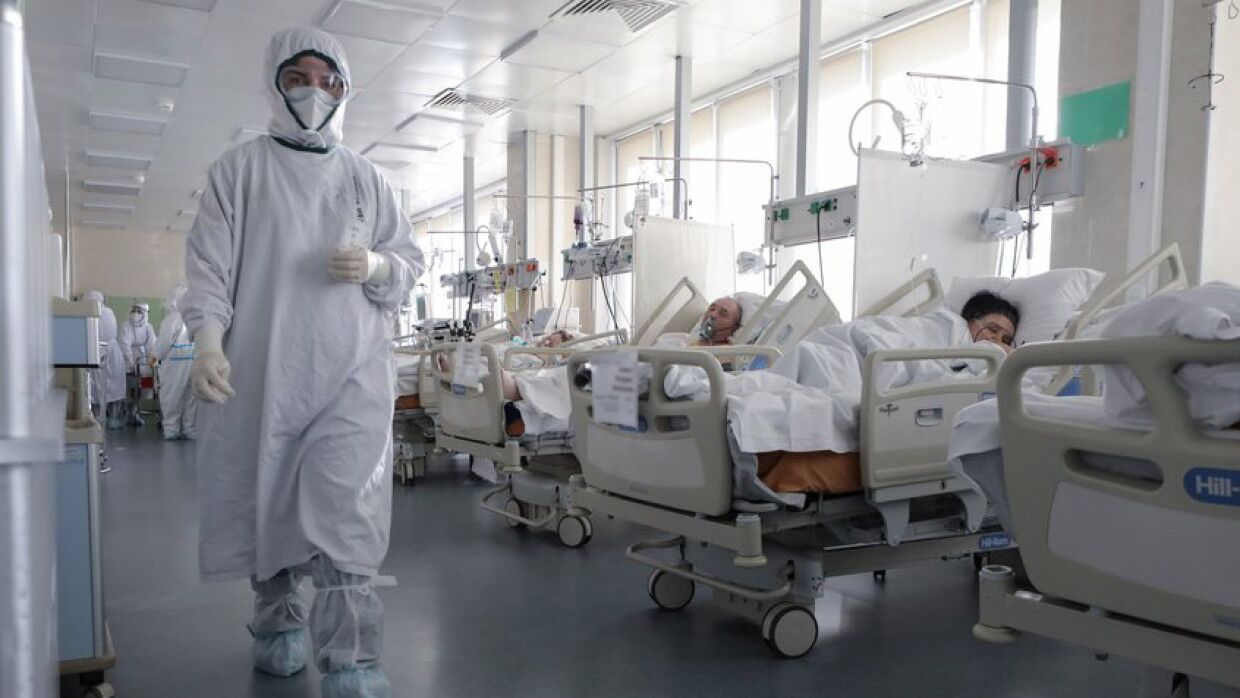 Медики Петербурга второй день фиксируют менее тысячи заболевших COVID-19