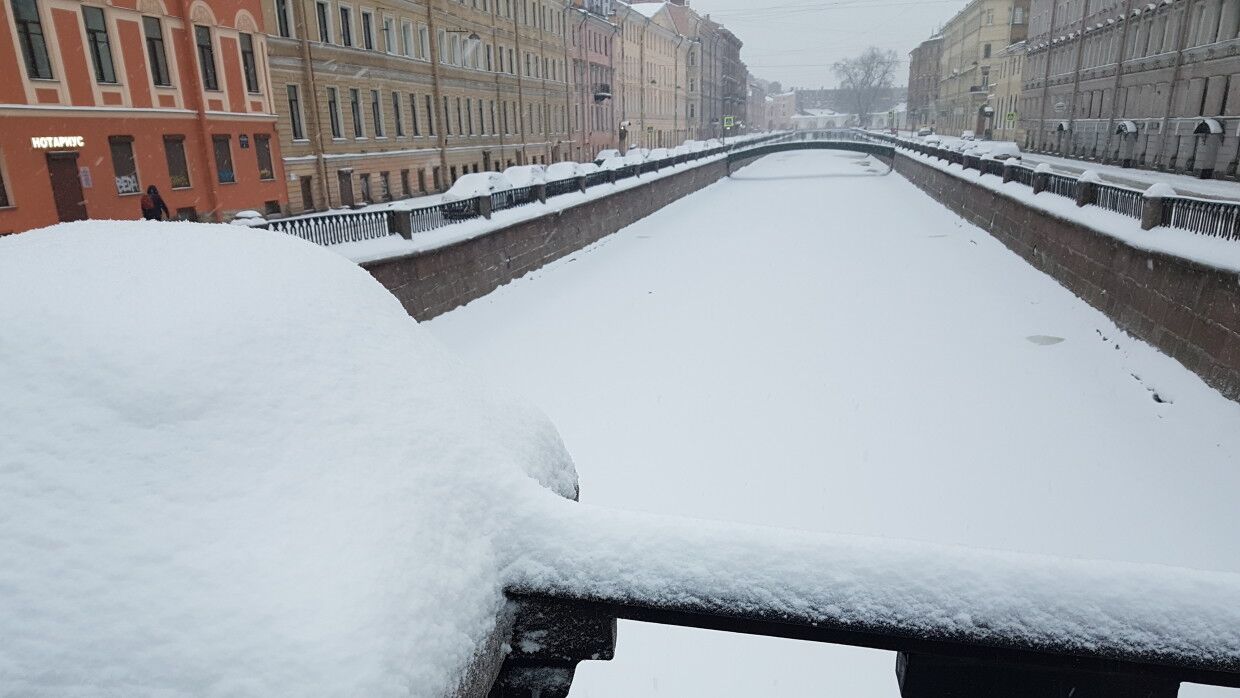 Петербуржцам предсказали теплое и снежное воскресенье