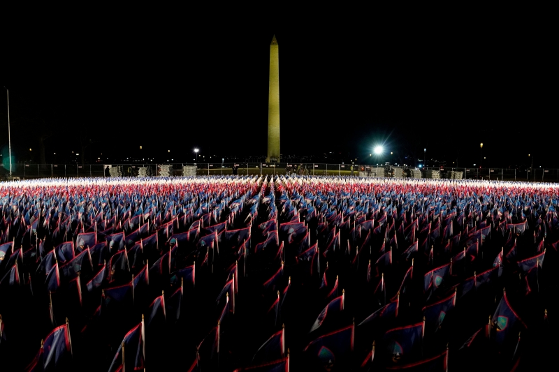 Флаги США перед инаугурацией Байдена составили российский триколор — фото