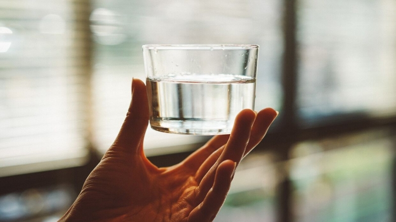 Сингапурские ученые научились добывать питьевую воду из воздуха - Новости