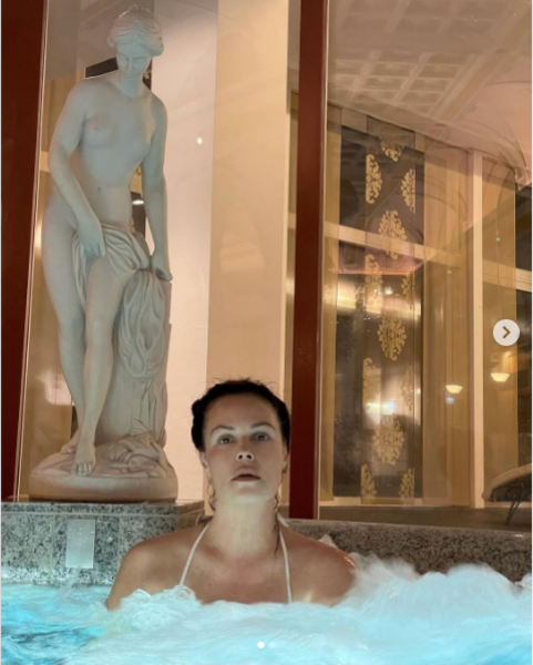 "Вечно молодая" ведущая  Андреева восхитила подписчиков снимком в бассейне - Новости