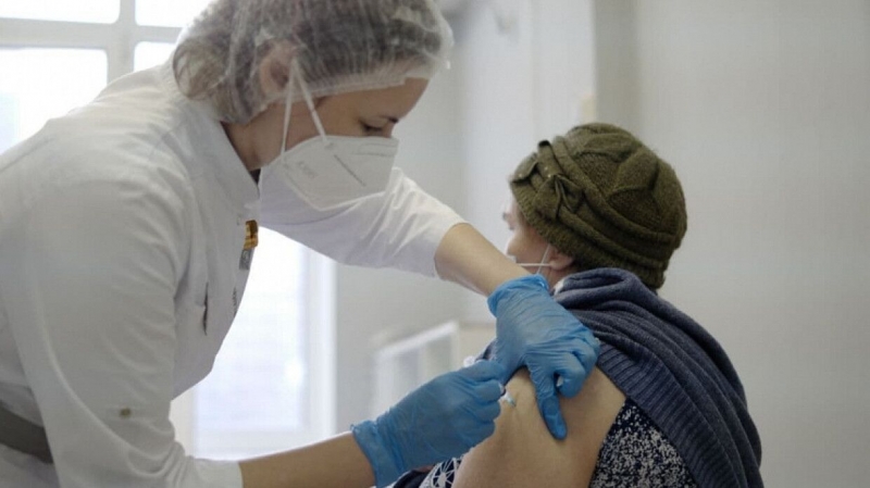Врачи не рекомендуют перенесшим COVID-19 вакцинироваться в ближайшие полгода - Новости