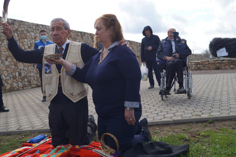 Ветеран из США встал на колени перед могилой солдата под Волгоградом