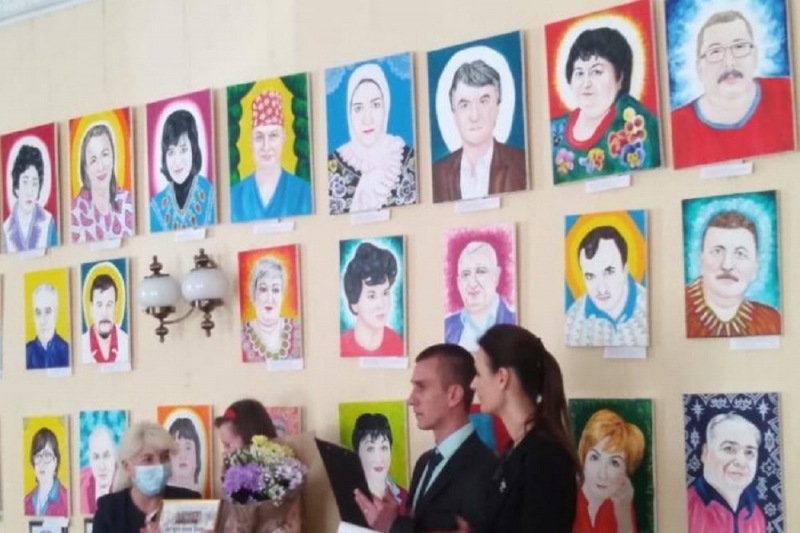 В Ростове открылась выставка портретов врачей, погибших от COVID-19