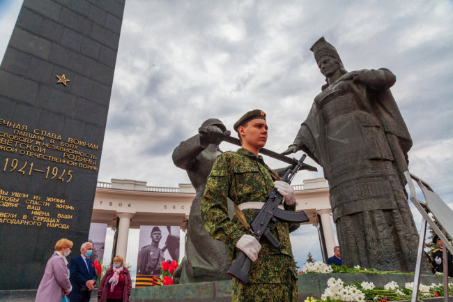 В Саранске на Параде Победы выпустили в небо голубей