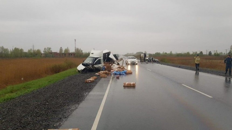 Пятеро погибли при столкновении легковушки и фургона под Красноярском — фото