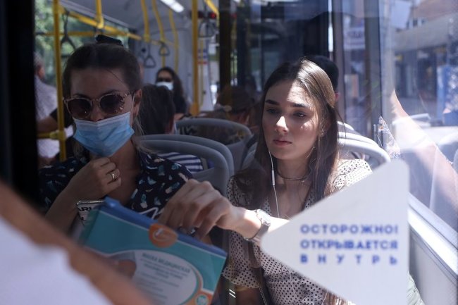 В Ростове из-за COVID-19 в автобусах стали бесплатно выдавать маски