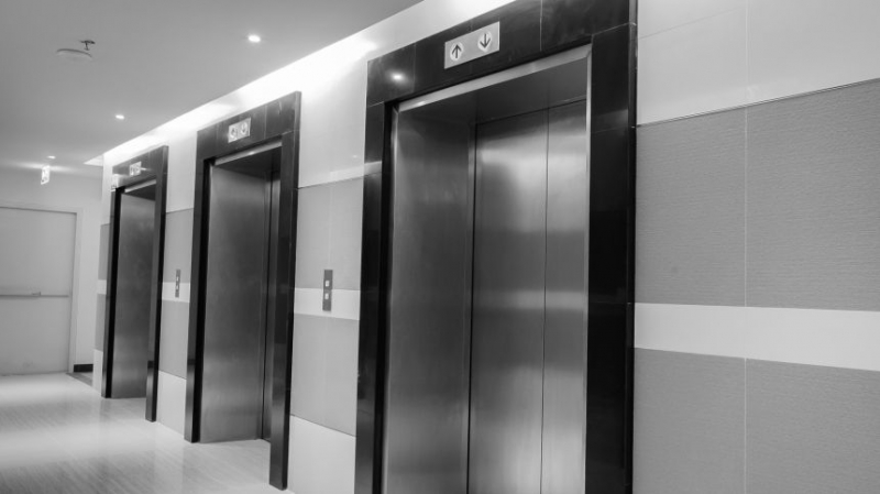 Лифт с женщиной и младенцем пролетел пять этажей в Подмосковье