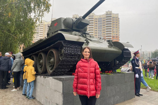 В столичной Некрасовке торжественно открыли Сквер Победы и памятник героям ВОВ