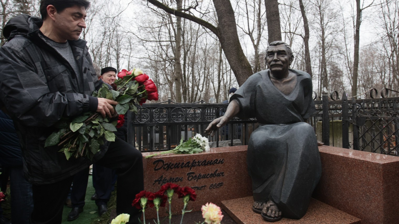 На могиле Армена Джигарханяна в Москве открыли памятник
