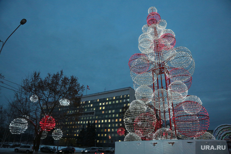 На Новый год Пермь украсили фигурами, елками и шарами. Фоторепортаж