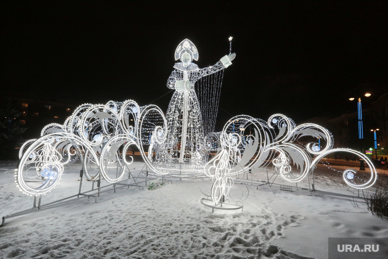 На Новый год Пермь украсили фигурами, елками и шарами. Фоторепортаж