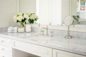 Мраморные столешницы для ванной: советы по выбору