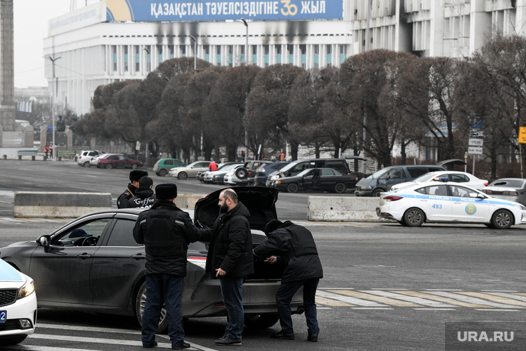 Алматы наводнили военные патрули и спекулянты