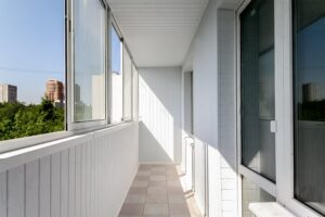 Зачем остеклять балкон: причины