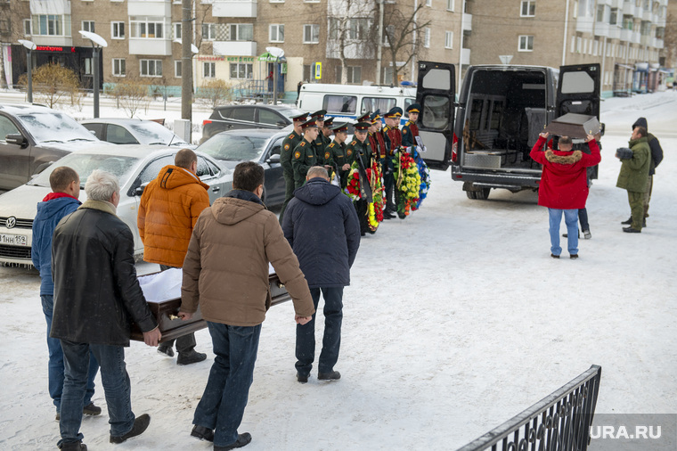 Сотни людей пришли проститься с погибшим в Тюмени пермяком. Фото, видео