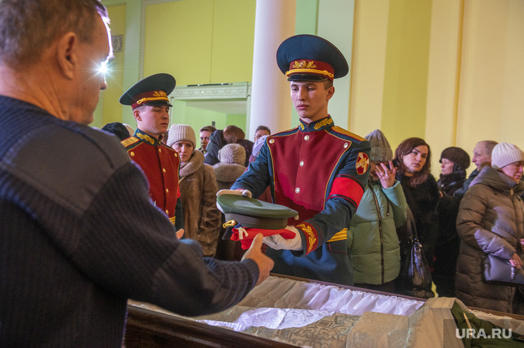 Сотни людей пришли проститься с погибшим в Тюмени пермяком. Фото, видео