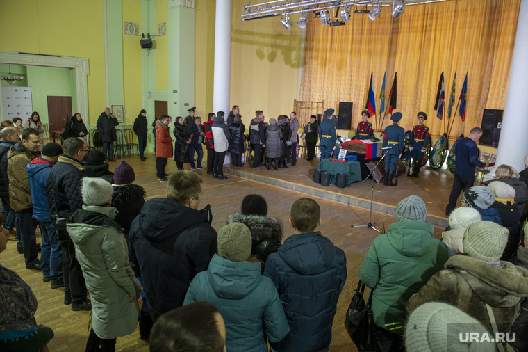 Сотни людей пришли проститься с погибшим в Тюмени пермяком. Фото, видео