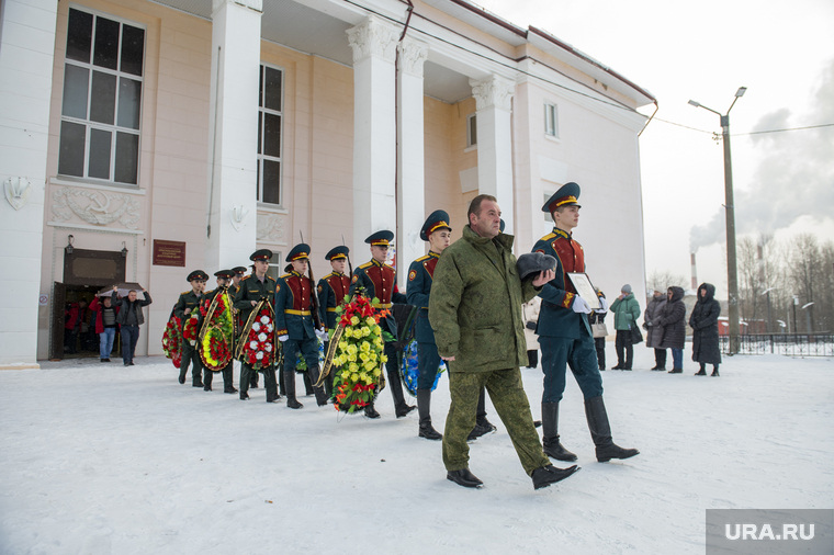 Сотни людей пришли проститься с погибшим в Тюмени пермяком. Фото, видео