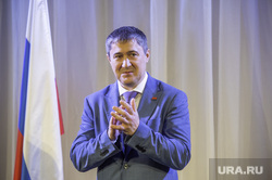 Махонин подарил новому мэру Перми кувалду, чтобы «выбивать дурь из чиновников». Фото