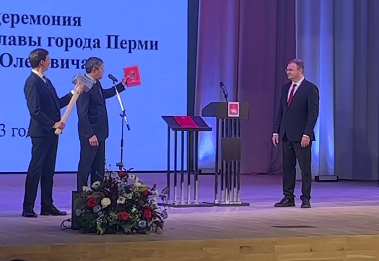 Махонин подарил новому мэру Перми кувалду, чтобы «выбивать дурь из чиновников». Фото