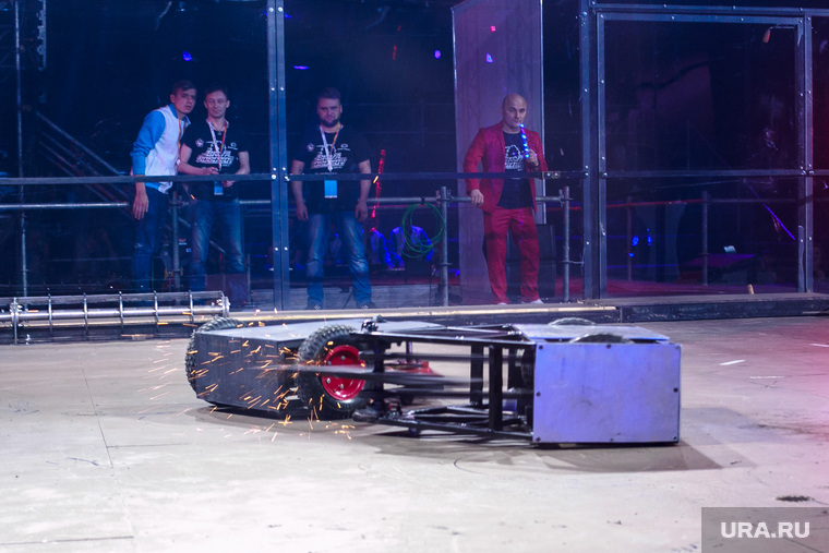 В Перми десятки роботов сошлись на ринге, устроив битву