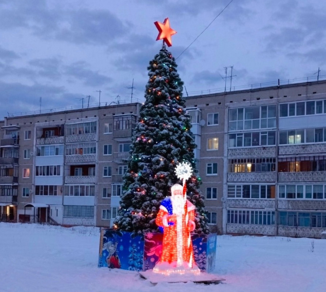 Самые красивые пермские елки украшают кораблями и крендельками