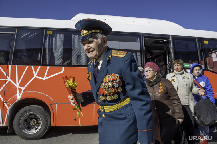 Красотки с велосипедом, Сергей Шнуров и кувалда в стиле «Вагнер»