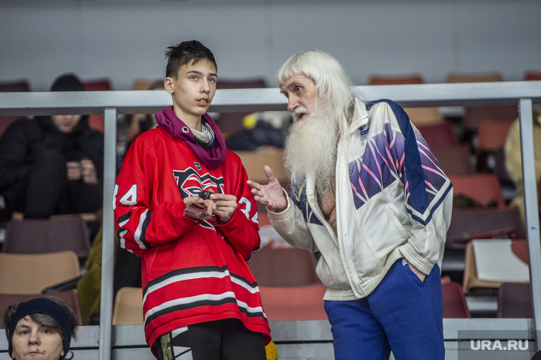 Красотки с велосипедом, Сергей Шнуров и кувалда в стиле «Вагнер»