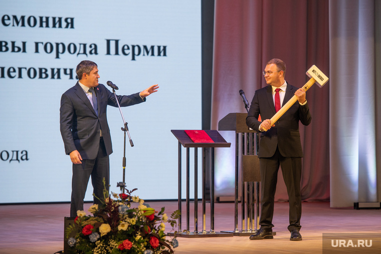 Красотки с велосипедом, Сергей Шнуров и кувалда в стиле «Вагнер»